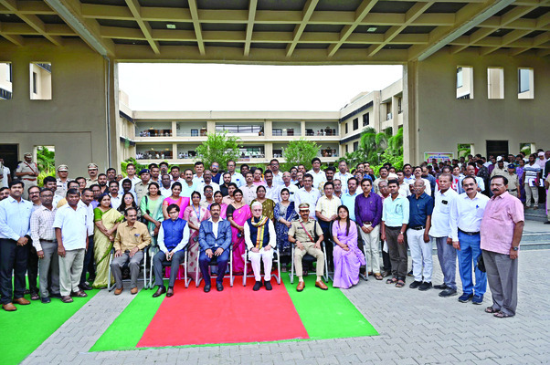 ప్రముఖులతో గవర్నర్‌ ఇష్టాగోష్టి 1