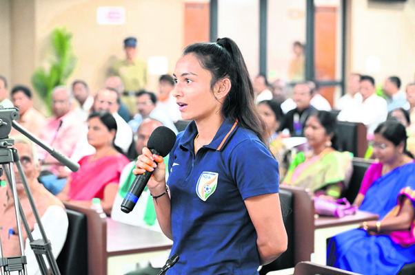 ప్రముఖులతో గవర్నర్ ఇష్టాగోష్టి 4