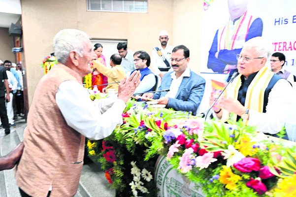 ప్రముఖులతో గవర్నర్‌ ఇష్టాగోష్టి 3