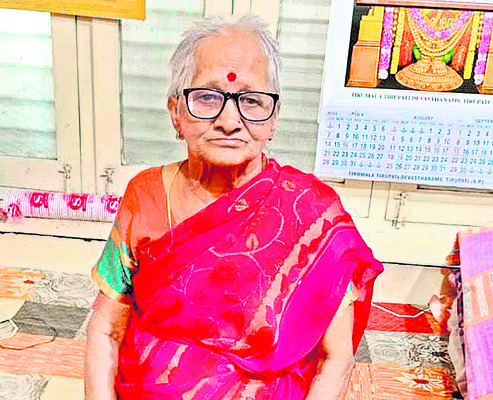 వృద్ధురాలి మెడలో గొలుసు చోరీ 
1