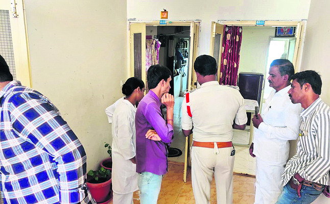 జిల్లాలో వరుస చోరీలకు పాల్పడుతున్న దొంగలు అతి తెలివిని 1