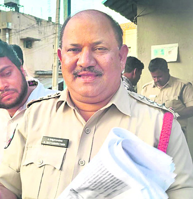 వాడిని ఊరికే వదల కూడదు 
2