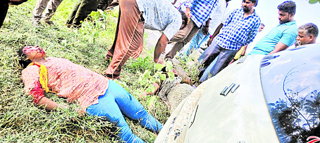 ఎదురెదురుగా రెండు కార్లు ఢీ 1