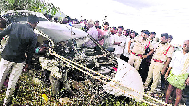 ఎదురెదురుగా రెండు కార్లు ఢీ 1