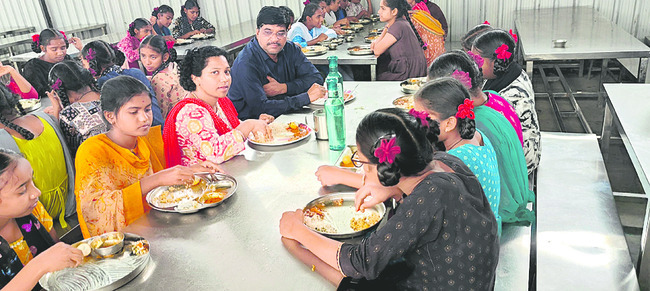 కేజీబీవీలో అడిషనల్‌ కలెక్టర్‌ 1