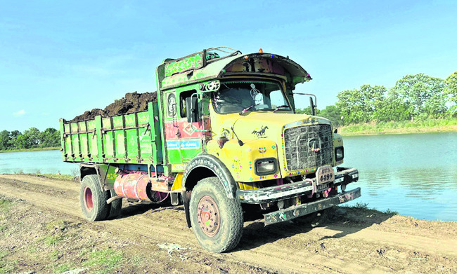 యథేచ్ఛగా మట్టి అక్రమ తవ్వకాలు 1