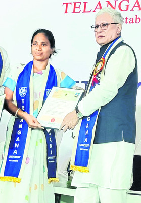గవర్నర్‌ చేతుల మీదుగా డాక్టరేట్‌ పట్టాలు 1