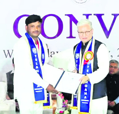 గవర్నర్‌ చేతుల మీదుగా డాక్టరేట్‌ పట్టాలు 2