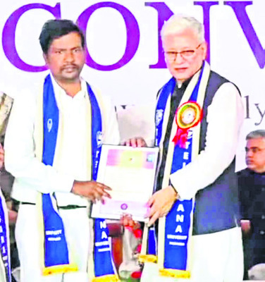గవర్నర్‌ చేతుల మీదుగా డాక్టరేట్‌ పట్టాలు 4