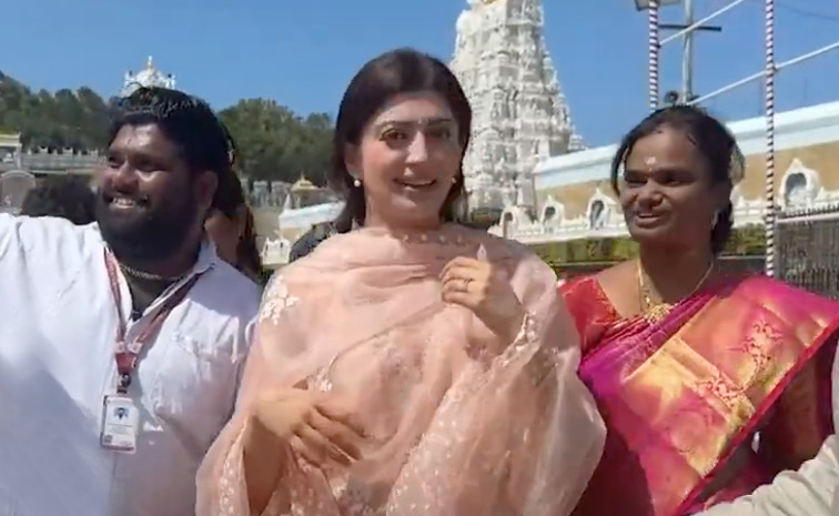 Actress Pranitha Subhash Visited Tirumala Along With Husband And Son Photos4