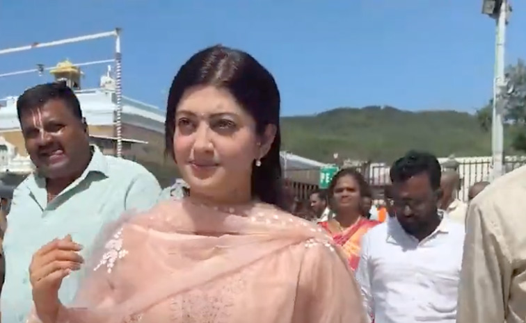 Actress Pranitha Subhash Visited Tirumala Along With Husband And Son Photos5