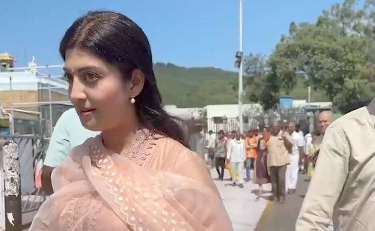 Actress Pranitha Subhash Visited Tirumala Along With Husband And Son Photos6