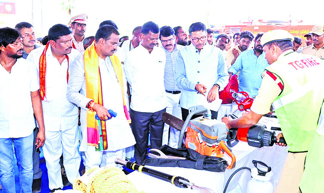 ఫైర్‌ సిబ్బంది సేవలు అభినందనీయం1