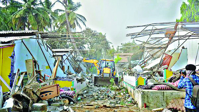 హంపీలో మళ్లీ కూల్చివేతలు షురూ1