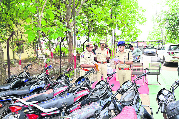 అంతర్రాష్ట్ర బైక్‌ దొంగల  ముఠా అరెస్ట్‌2