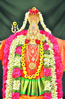 అమ్మవారి ఆలయాల్లో ఆడి సందడి 1
