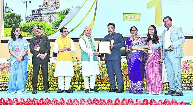 Secunderabad Cantonment officials receiving Swachh Survekshan Award1