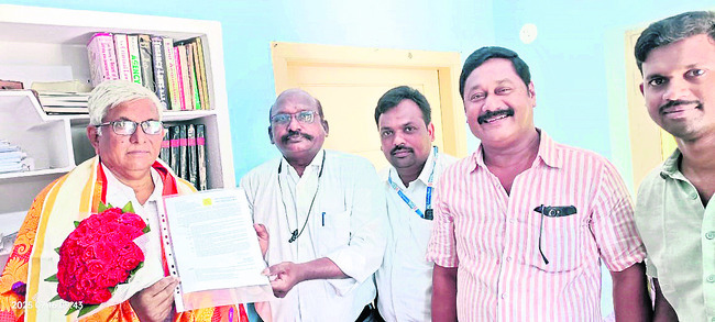 జెడ్పీని సందర్శించిన ట్రైనీ కలెక్టర్2