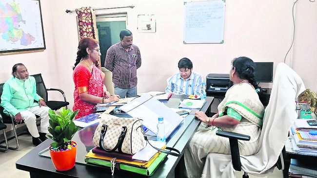 జెడ్పీని సందర్శించిన ట్రైనీ కలెక్టర్1