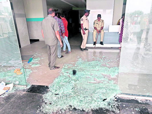 శ్రీచక్ర హాస్పిటల్‌ వద్ద ఉద్రిక్తత1