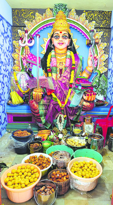 అమ్మవార్లకు 1400 కిలోల భారీగా సారెలు1