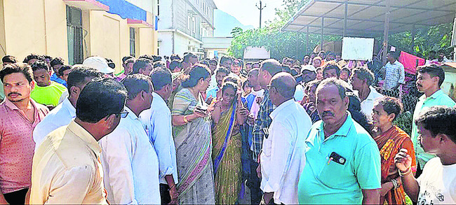 కారు ఢీకొని వైఎస్సార్‌సీపీ నాయకుడి మృతి1