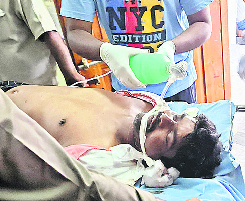 రోడ్డు ప్రమాదంలో  దంపతులకు గాయాలు 
1