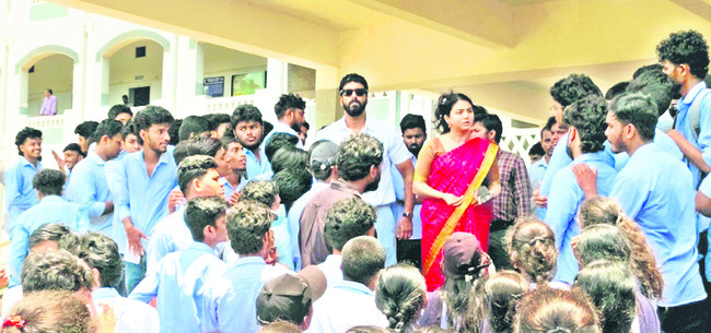 ‘సాంకేతిక’ విద్యార్థుల ఆందోళన1
