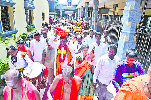 రారండోయ్‌ కొండకు పోదాం.. దుర్గమ్మకు సారె ఇద్దాం 1
