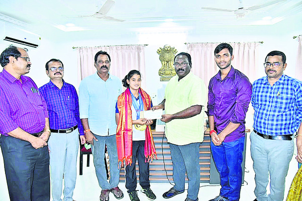 భవానీకి కలెక్టర్ అభినందనలు1