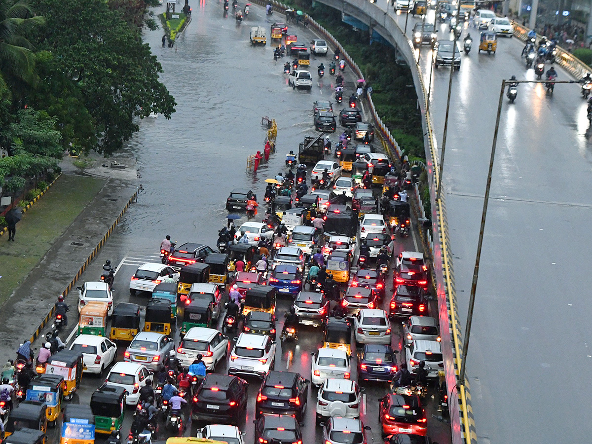 Heavy Rain Lashes Hyderabad Photos18