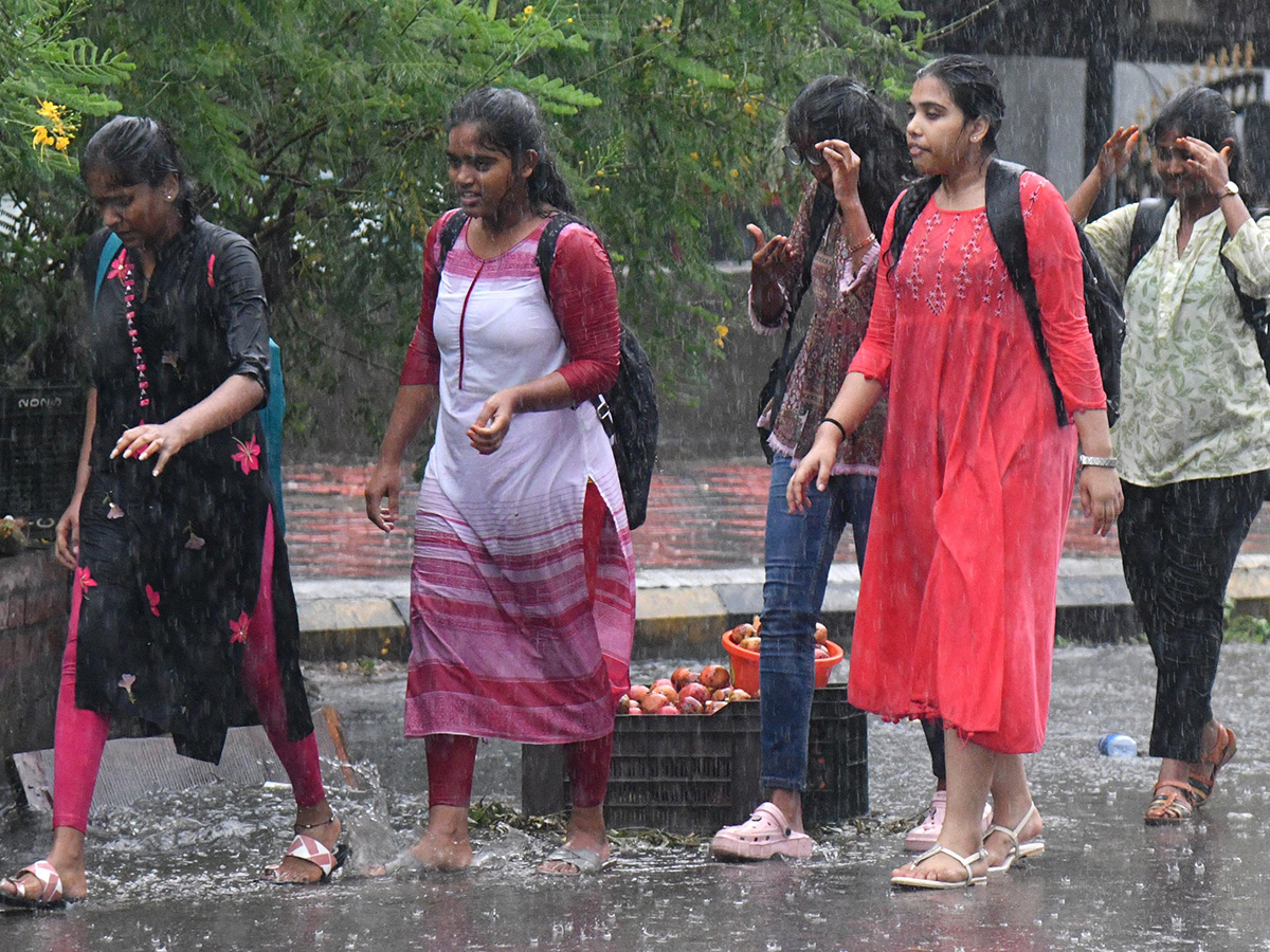 Heavy Rain Lashes Hyderabad Photos19