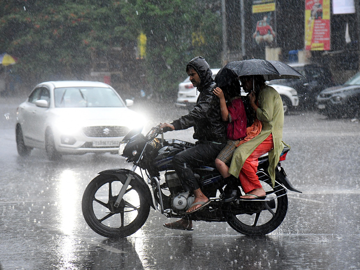 Heavy Rain Lashes Hyderabad Photos20