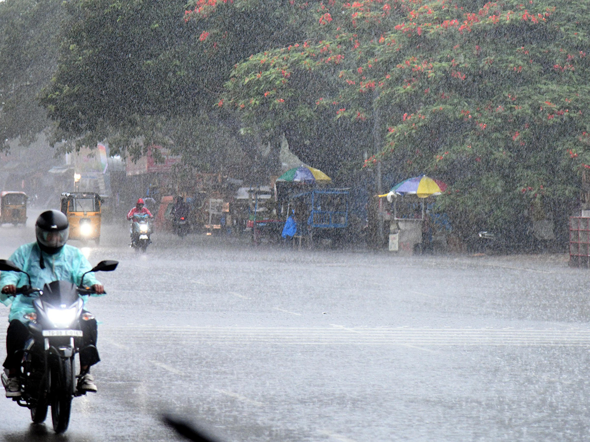 Heavy Rain Lashes Hyderabad Photos21
