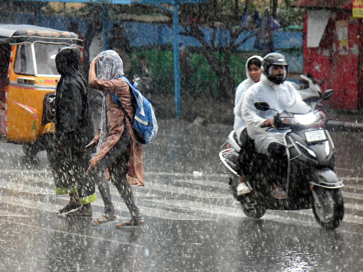 Heavy Rain Lashes Hyderabad Photos29