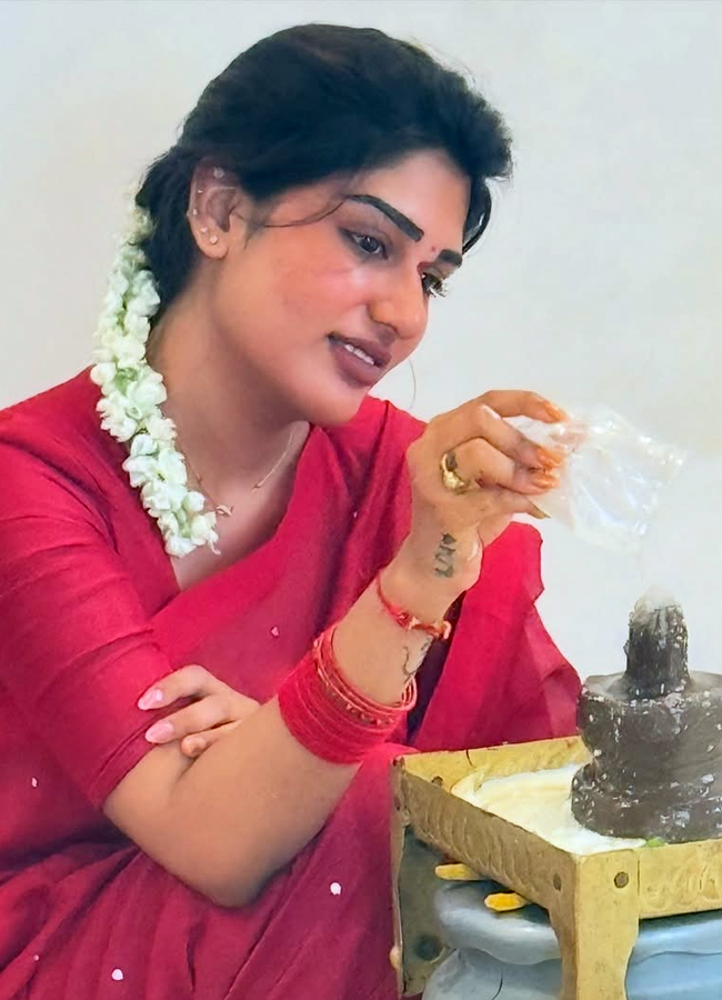 actress supritha at shivalaya temple photos9