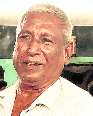 ఇసుక ట్రాక్టర్ ఢీకొని ఏసీపీ తండ్రి మృతి1