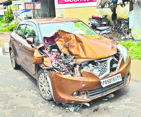 కారును ఢీకొట్టిన ఆర్టీసీ బస్‌ 1