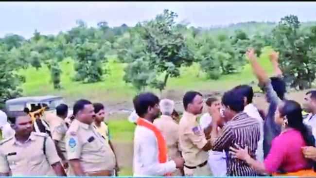 ఇసుక ట్రాక్టర్ల పట్టివేత
1