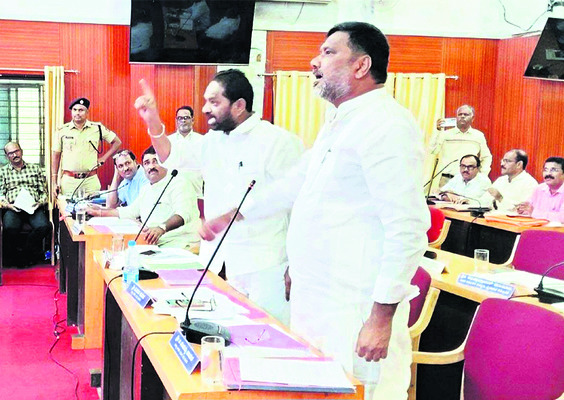ఇన్చార్జి మంత్రిపై ఎమ్మెల్యేల చిందులు1