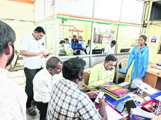 చక్కబెట్టేదంతా రైటర్లే! 1