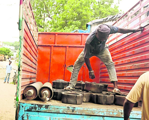 విలువైన సామగ్రి స్వాధీనం 1