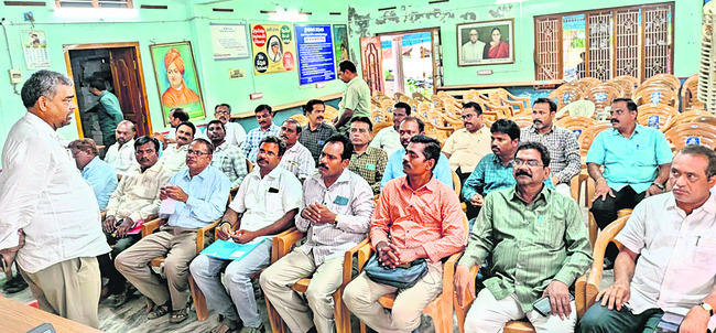 వీరభద్రస్వామికి  కిలో వెండి వితరణ 3
