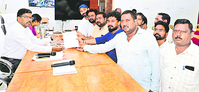 దుర్గమ్మ సేవలో ఎన్టీఆర్ జిల్లా కలెక్టర్ 1