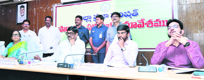 సమస్యలపై చర్చించే తీరిక లేదా?1