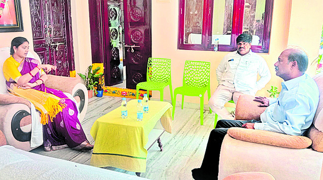 హారికకు జెడ్పీ సీఈవో పరామర్శ 1