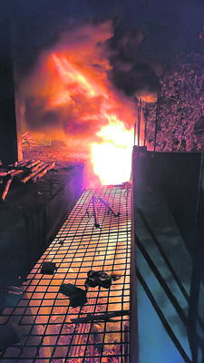 ప్లాస్టిక్‌ సంచుల గొడౌన్‌లో అగ్నిప్రమాదం1