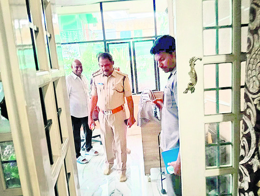 టీడీపీ నేత ఇంట్లో భారీ చోరీ 1