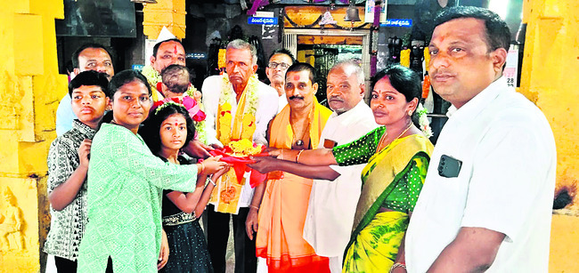 వీరభద్రస్వామికి  కిలో వెండి వితరణ 2
