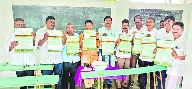 మైక్రో ఆర్టిస్ట్‌ మహితకు కలెక్టర్‌ మురళి ఆర్థిక ప్రోత్స1